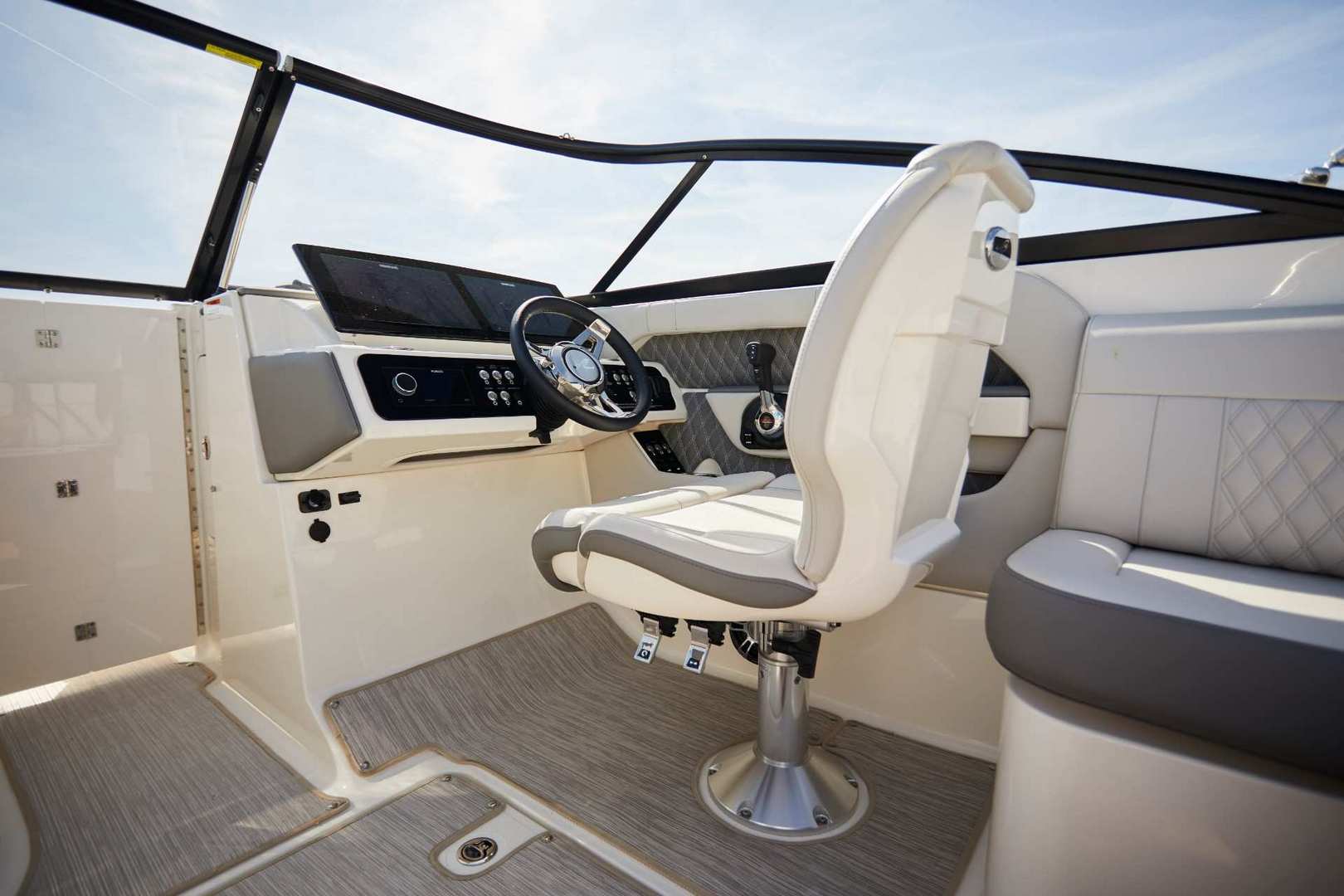希瑞（SeaRay）SLX250运动小快艇驾驶区