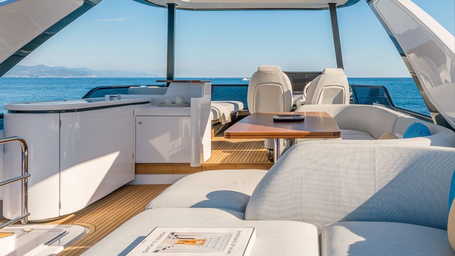 阿兹慕（Azimut）68飞桥游艇飞桥区
