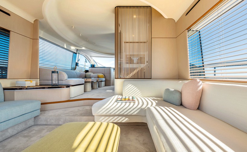 阿兹慕（Azimut）68飞桥游艇沙龙区