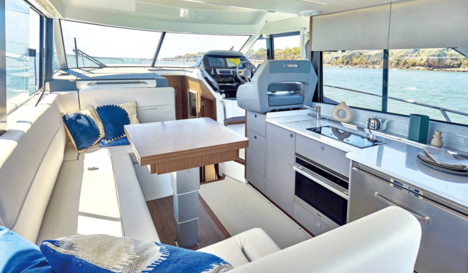 博纳多（Beneteau）安海仕12巡航游艇船舱内部