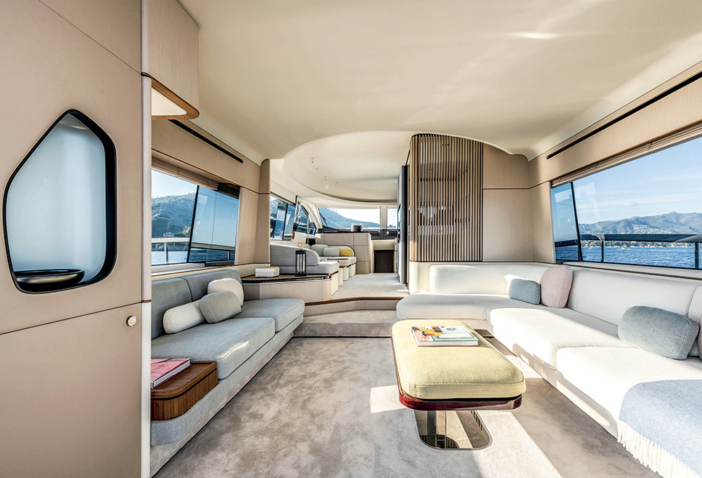 阿兹慕（Azimut）68飞桥游艇内部布局
