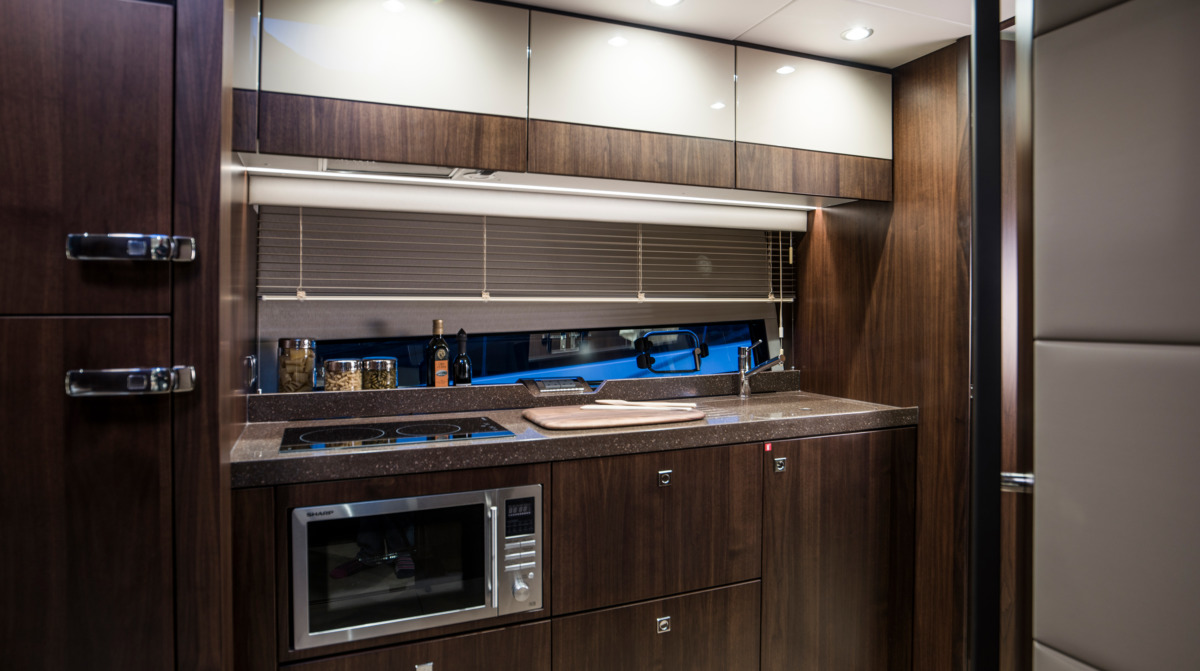 菲尔兰（Fairline）Targa50Open豪华游艇厨房区