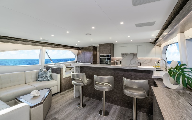 哈特雷斯（Hatteras）GT65Carolina运动钓鱼游艇沙龙区