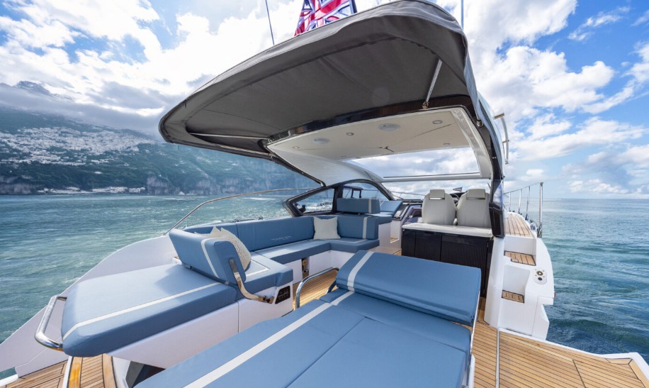 菲尔兰（Fairline）Targa 40豪华机动游艇飞桥区