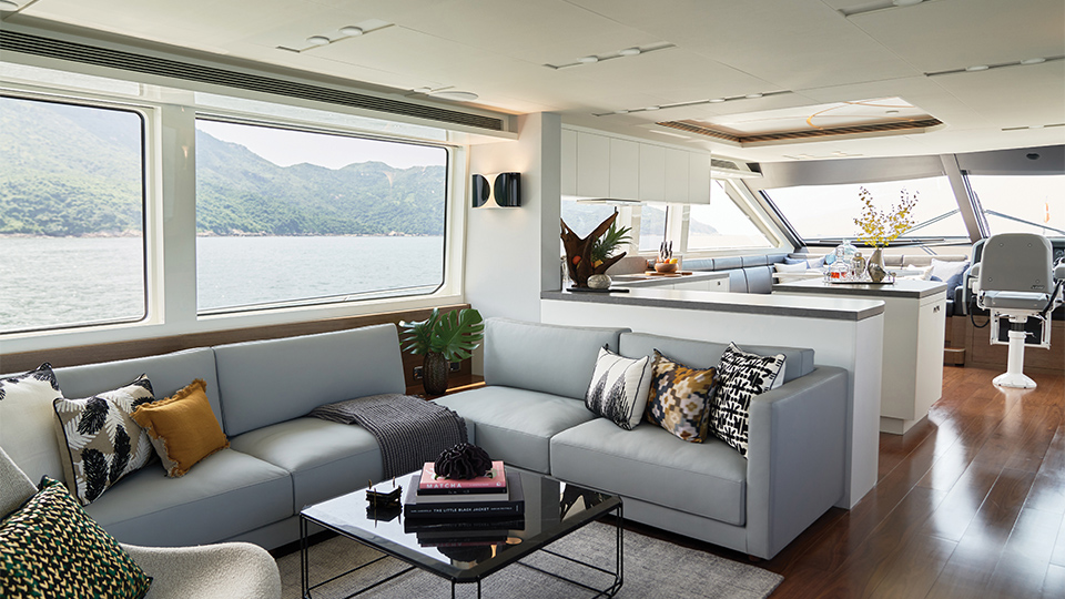 显利（CL Yachts）CLB72大型飞桥游艇沙龙区