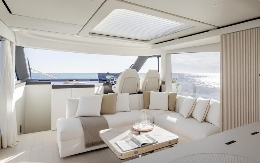阿兹慕（Azimut）Seadeck6运动游艇驾驶室