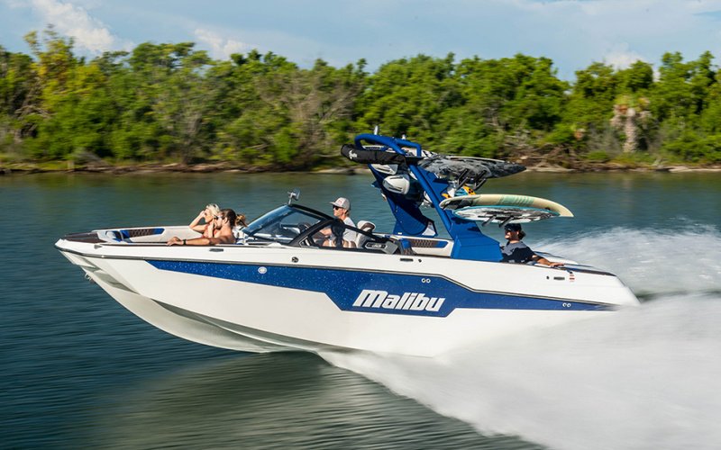 马里布（Malibu）M240尾波冲浪艇