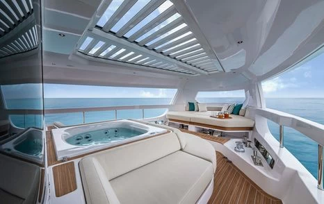 法拉帝(Ferretti)Infynito 90游艇飞桥区