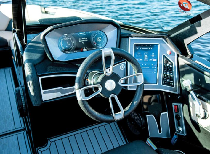 MasterCraft XT25尾波滑水艇驾驶区