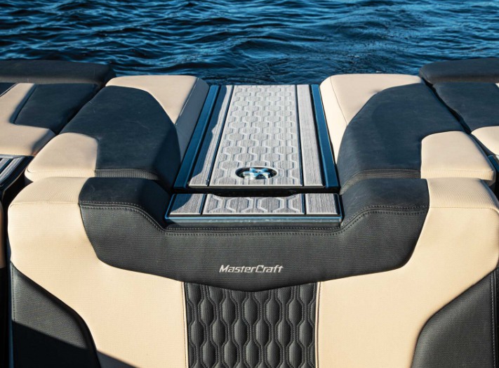 MasterCraft XT25尾波滑水艇船尾