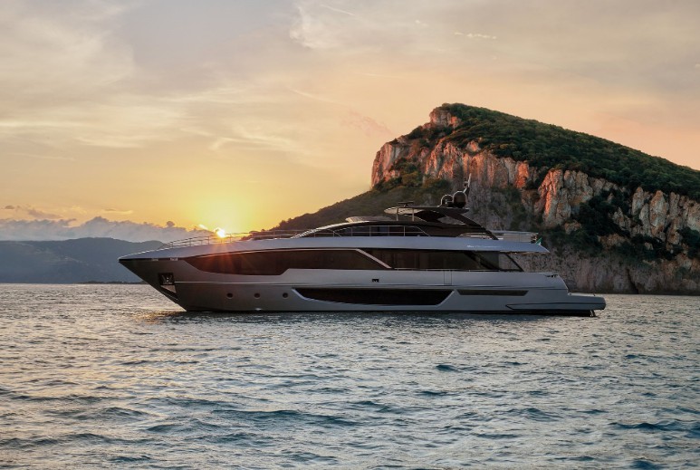 丽娃（Riva）102CorsaroSuper游艇