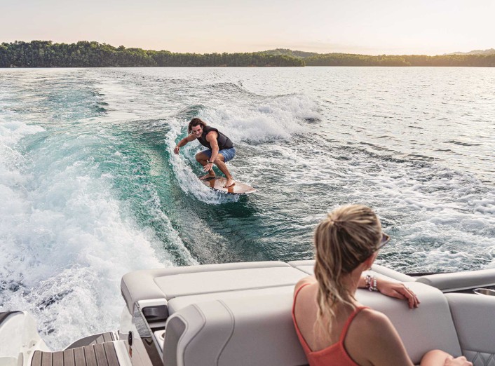 希瑞（SeaRay）SLX260Surf尾波冲浪艇