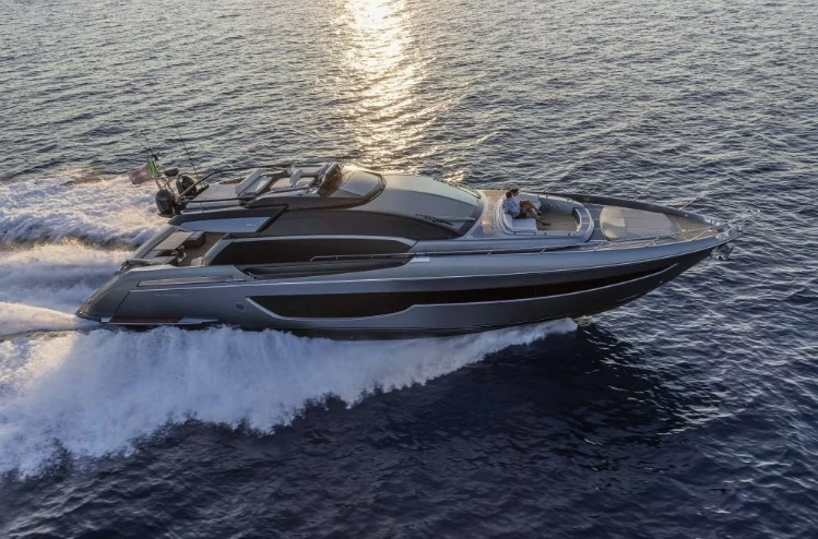 丽娃(Riva)76Perseo Super豪华运动飞桥游艇