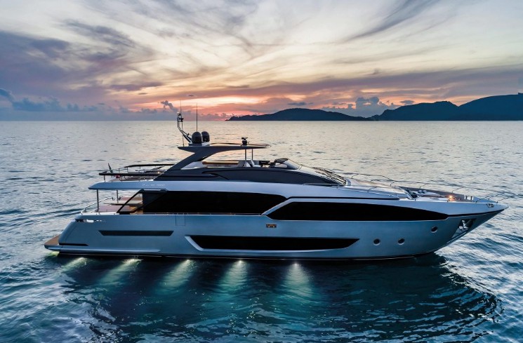 丽娃（Riva）90Argo豪华运动飞桥游艇