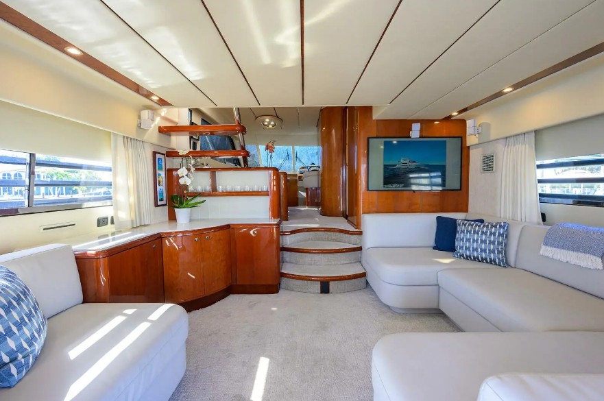 菲尔兰（Fairline）Squadron62豪华二手飞桥游艇沙龙区
