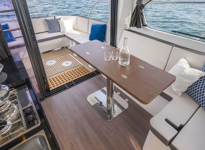 博纳多（Beneteau）Antares11飞桥巡航游艇接待区