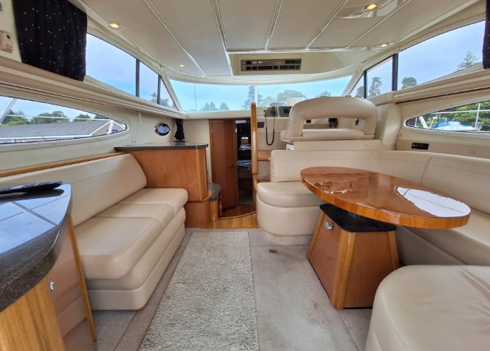 西莱（Sealine）F37二手私人飞桥游艇驾驶区、接待区