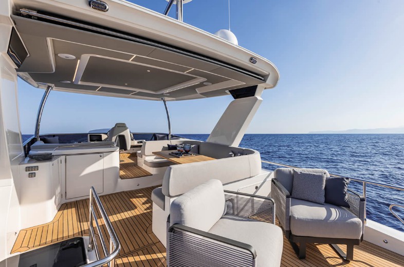 雅舶仕（Absolute）Navetta53探险游艇飞桥区