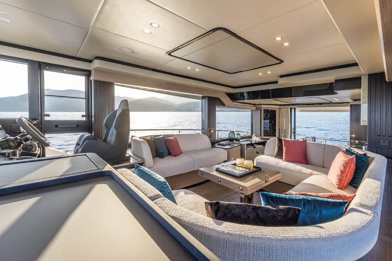 雅舶仕（Absolute）Navetta53探险游艇驾驶区、接待区