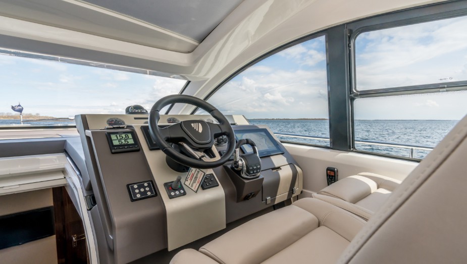菲尔兰（Fairline）Targa50 Open运动巡航游艇驾驶区