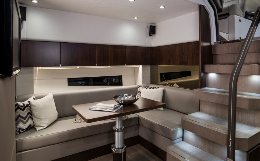 菲尔兰（Fairline）Targa50 Open运动巡航游艇沙龙区
