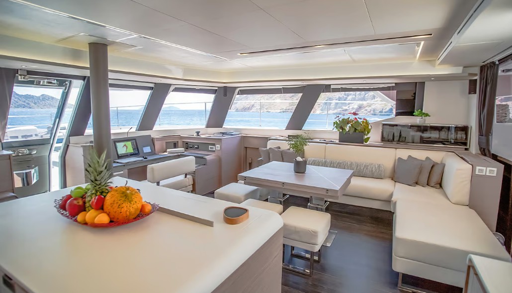 枫丹白露（Fountaine Pajot）67动力双体游艇主甲板控制台、沙龙