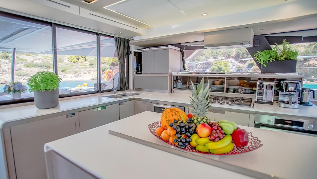 枫丹白露（Fountaine Pajot）67动力双体游艇厨房区域